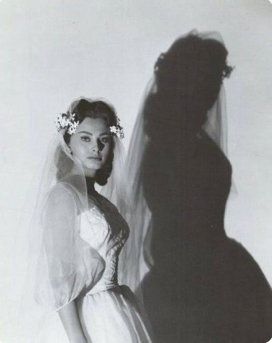 La historia de las coronas, tiaras y diademas de flores de cera y azahar en novias