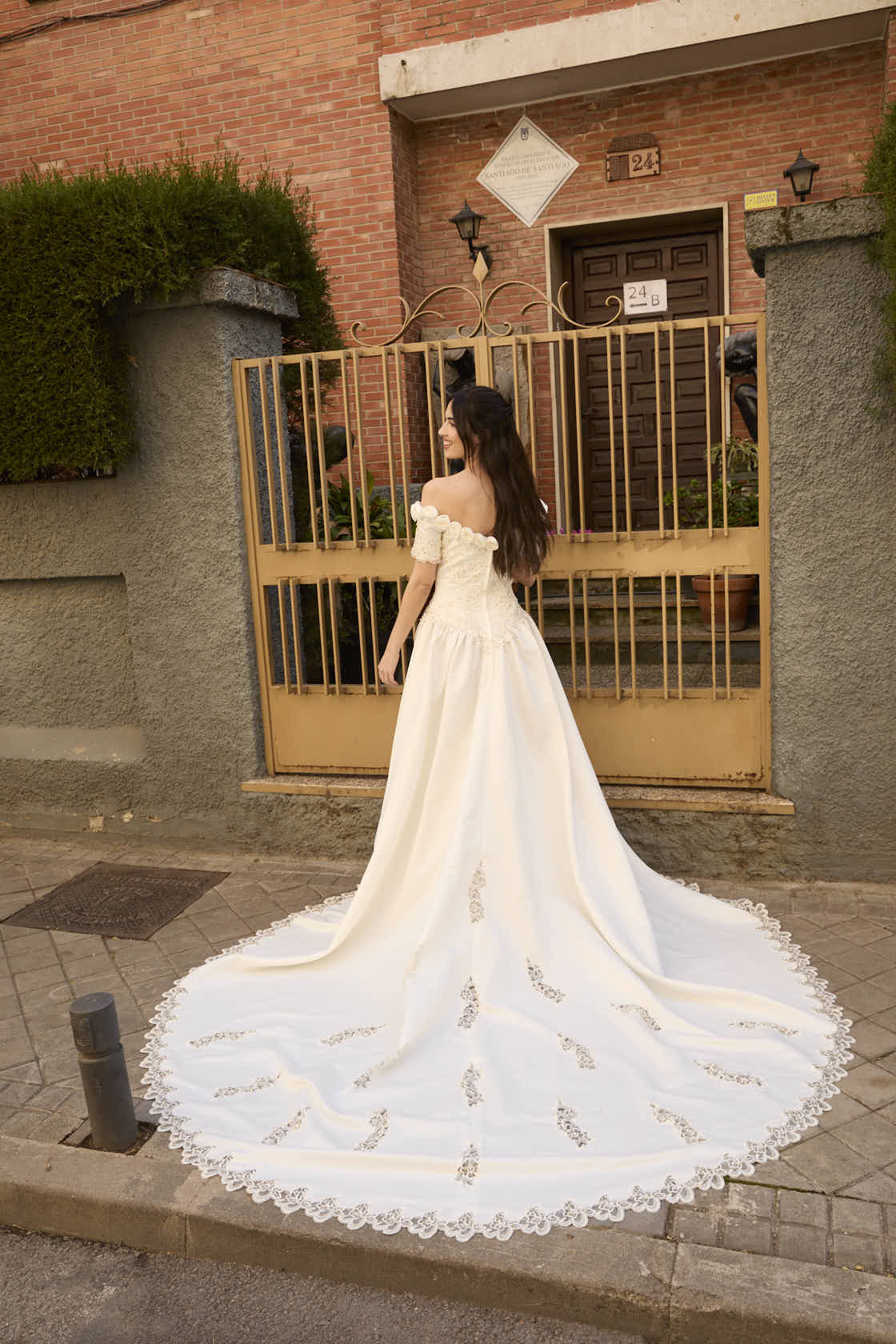 Vestido de novia vintage con pedrería y rosas
