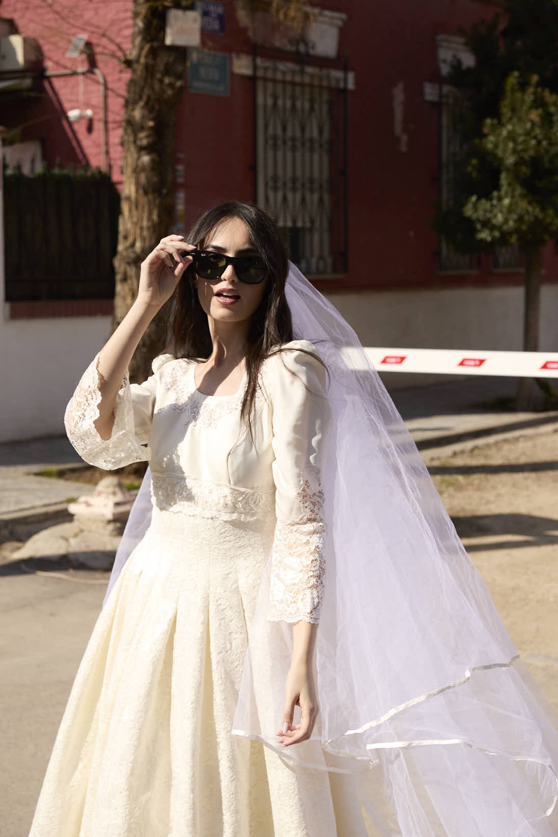 Vestido de novia con brocados de flores