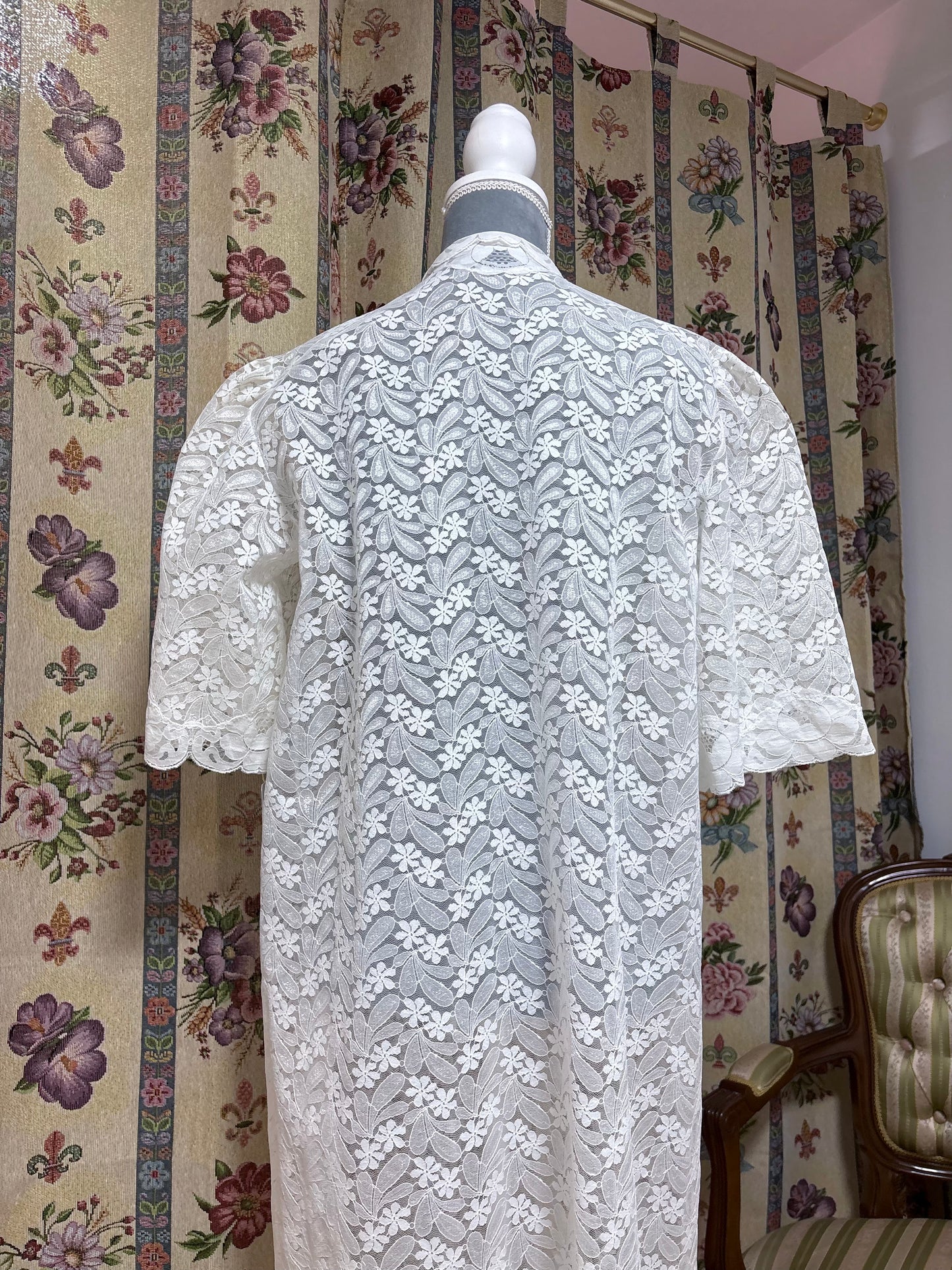 Bata vintage de encaje 60s