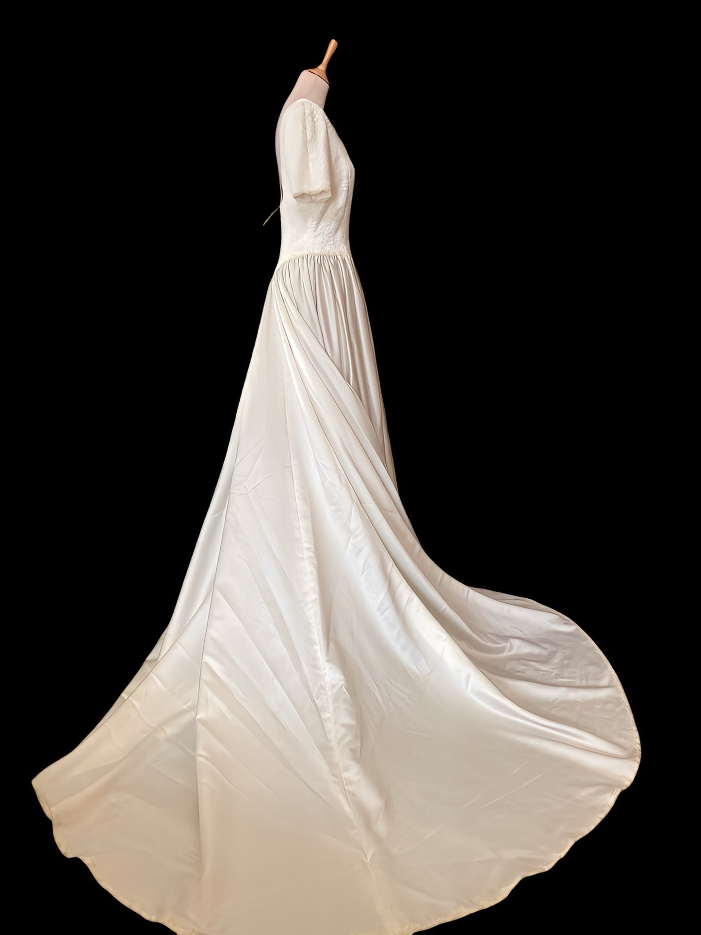 Vestido novia vintage con larga cola
