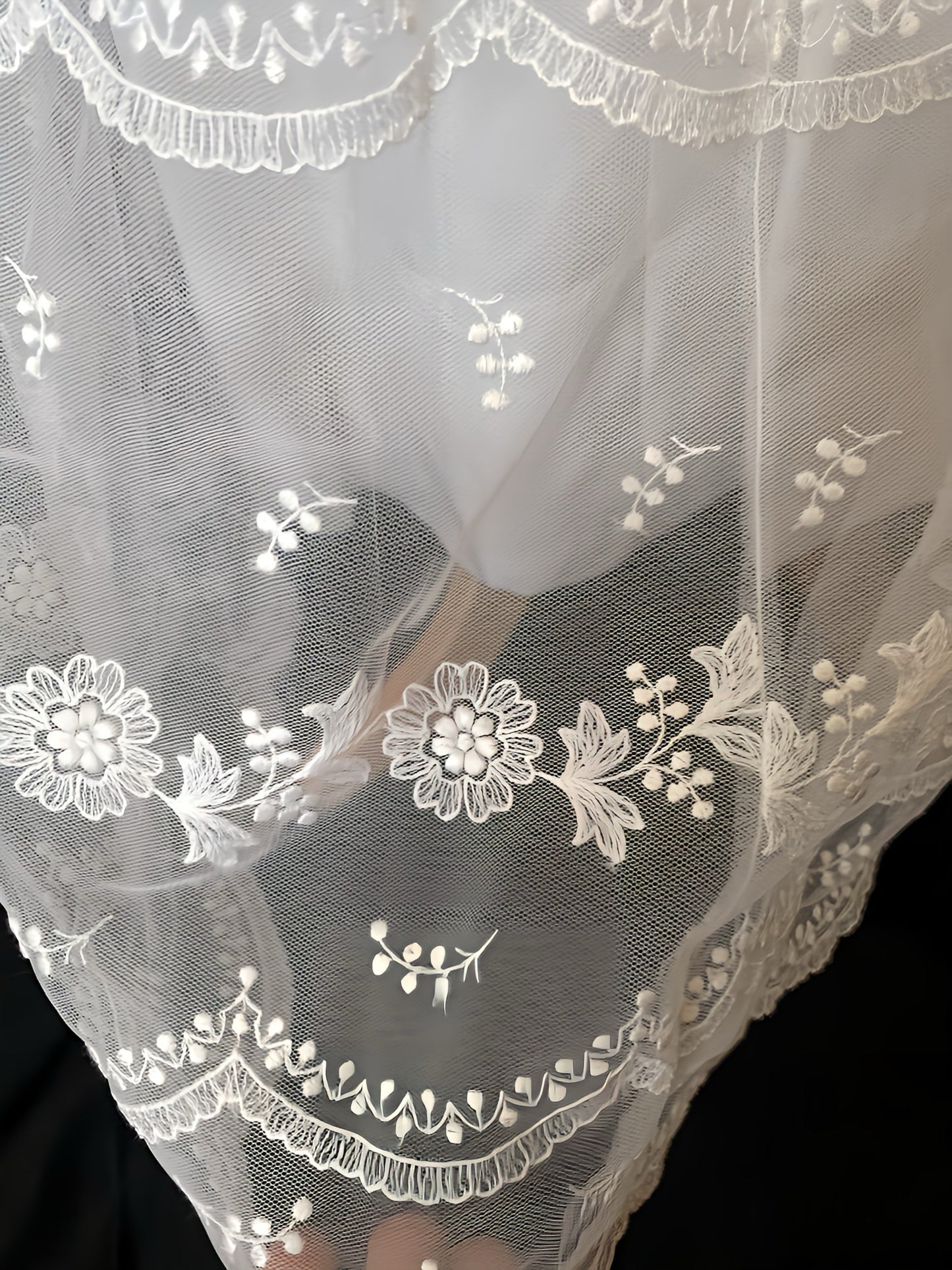 Vestido de novia de tul bordado Años 70