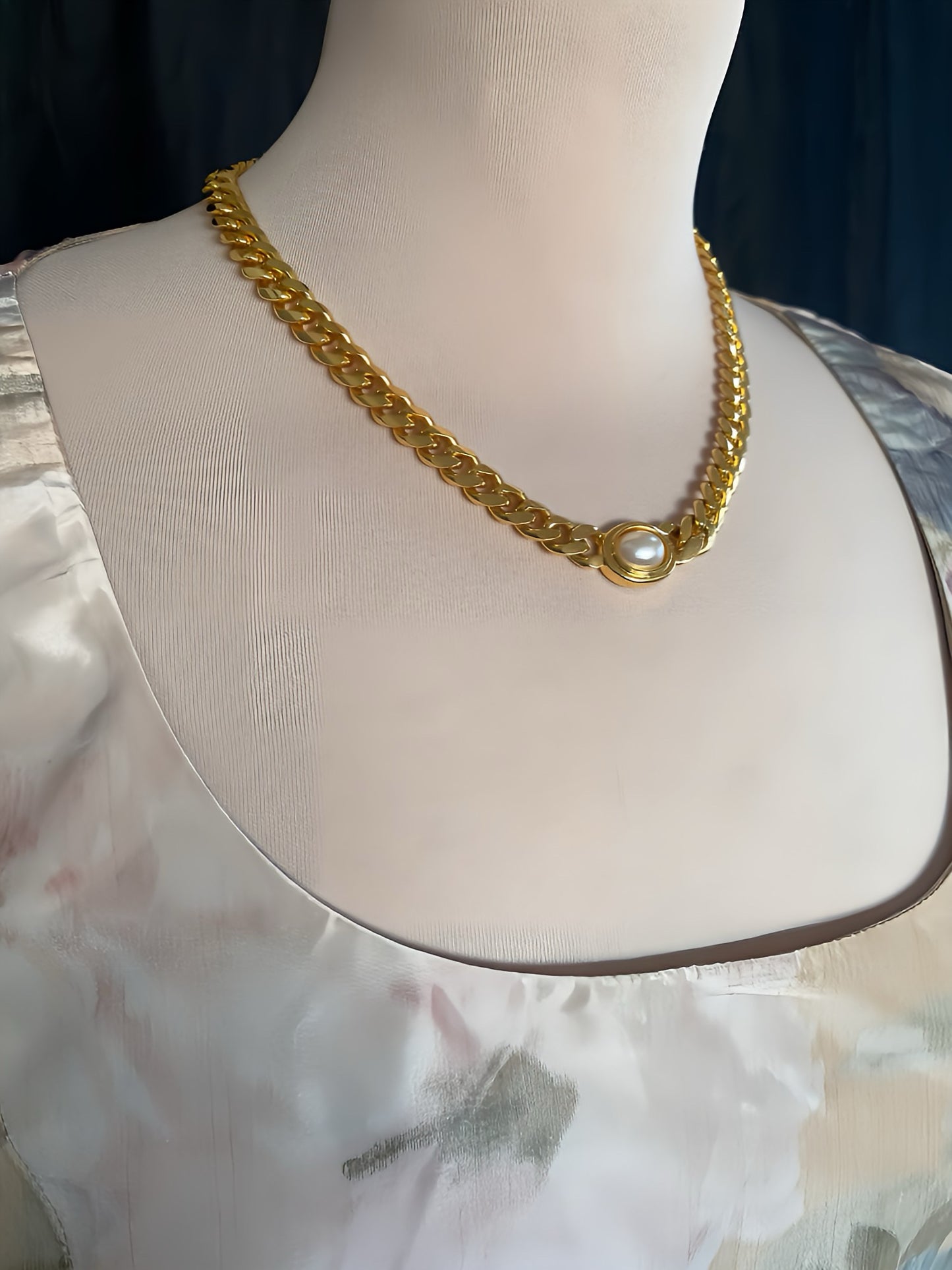 Collar dorado vintage con perla