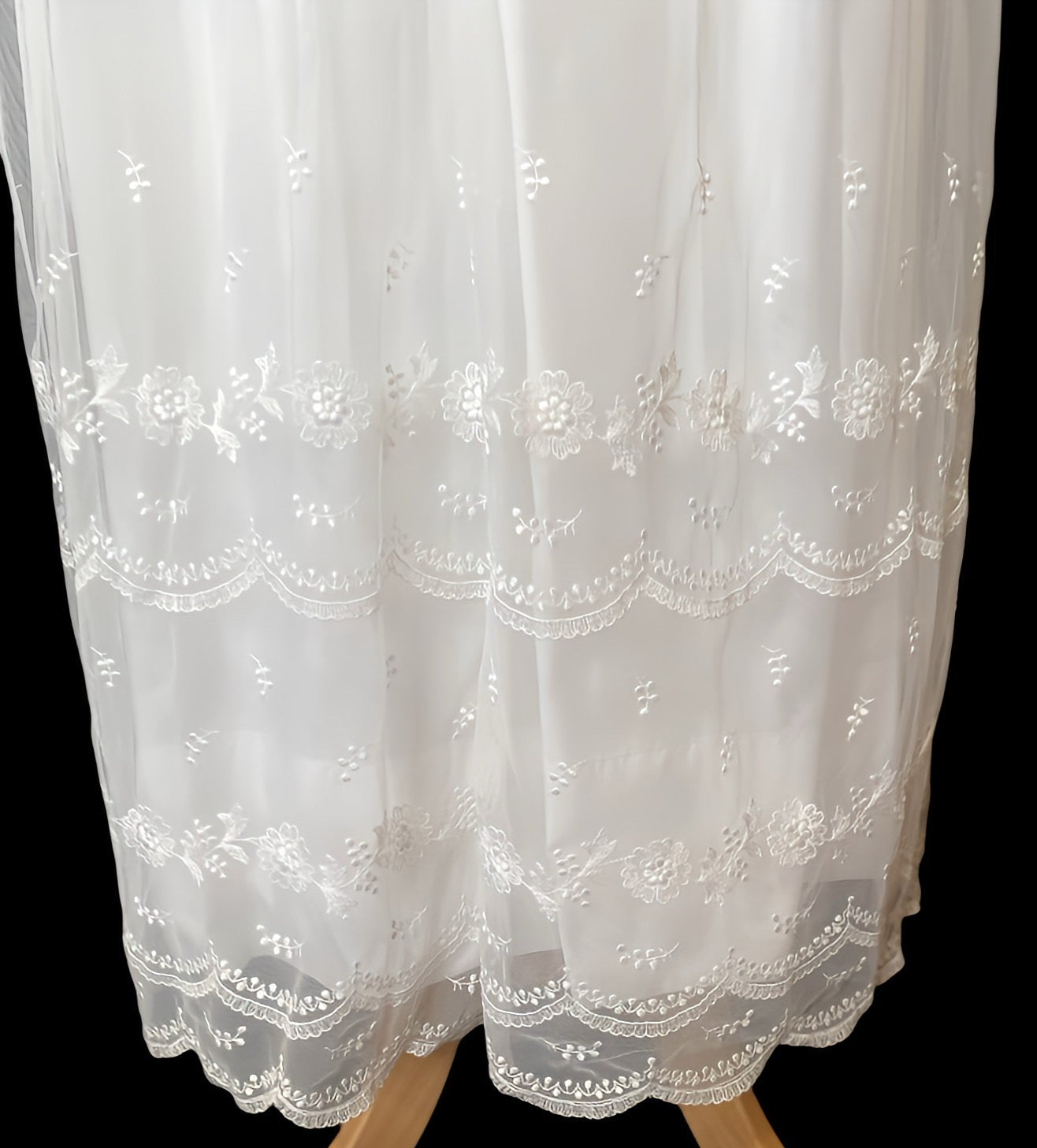 Vestido de novia de tul bordado Años 70