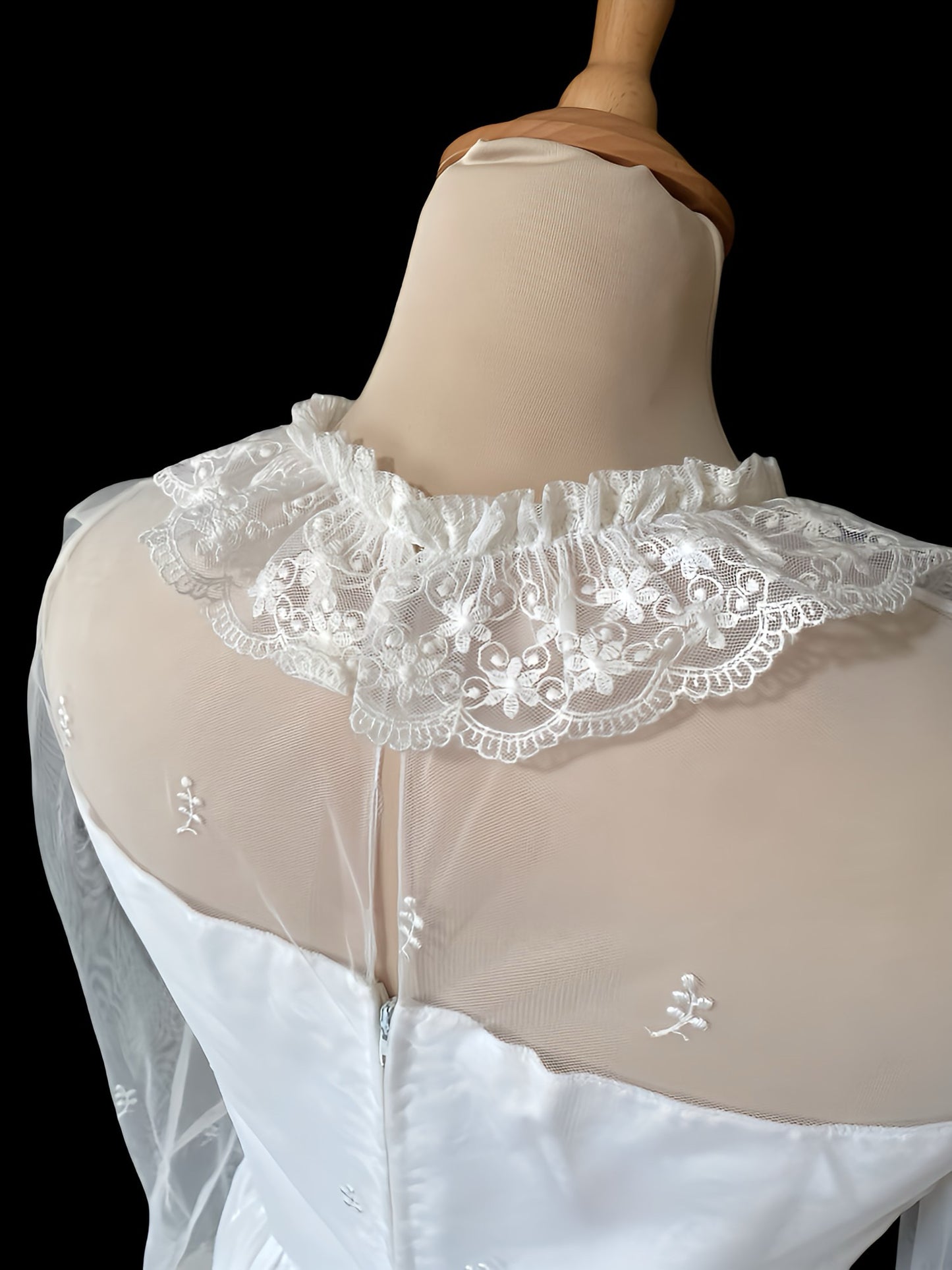 Vestido de novia de tul bordado Años 70