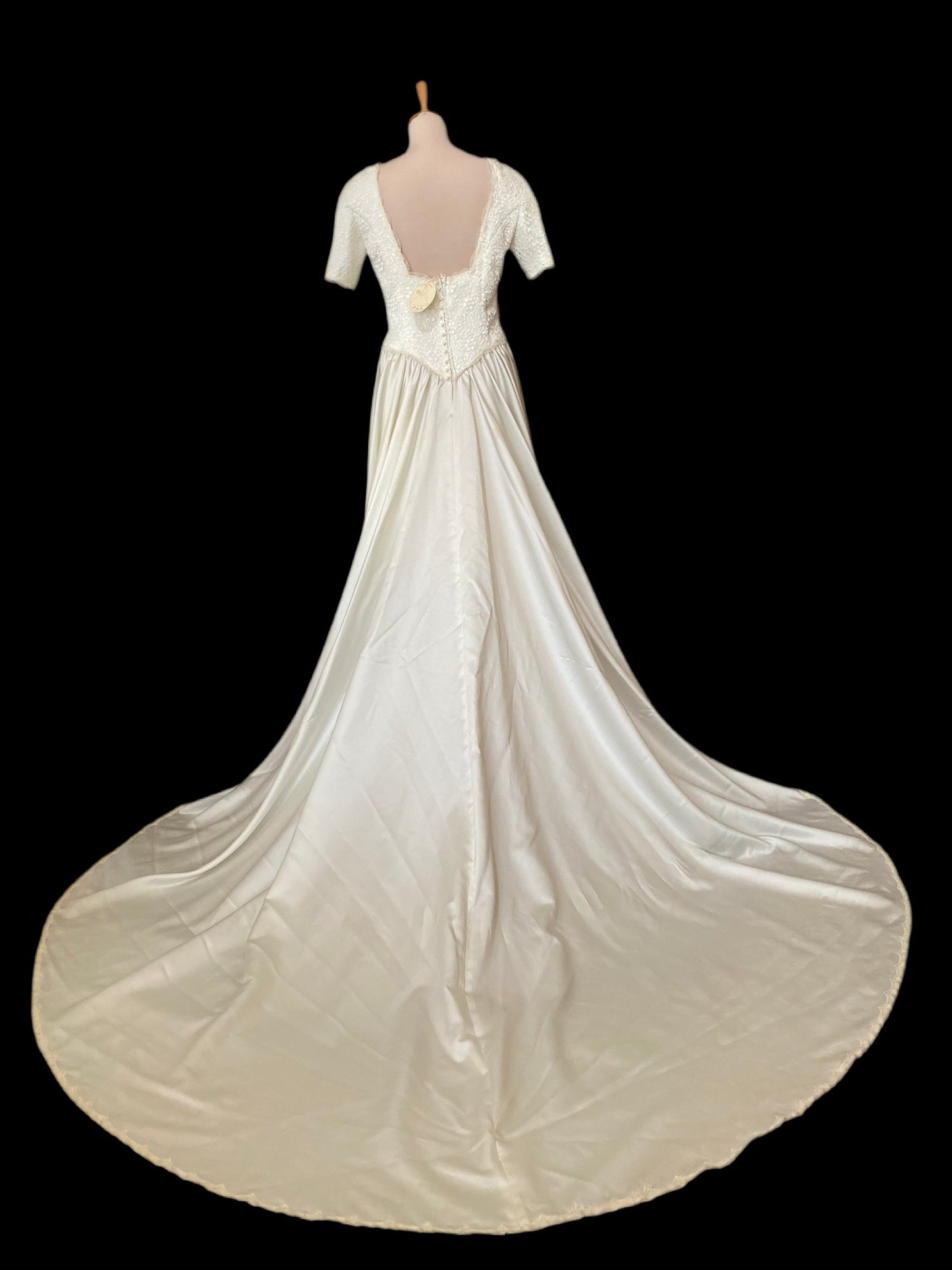 Vestido novia vintage con larga cola