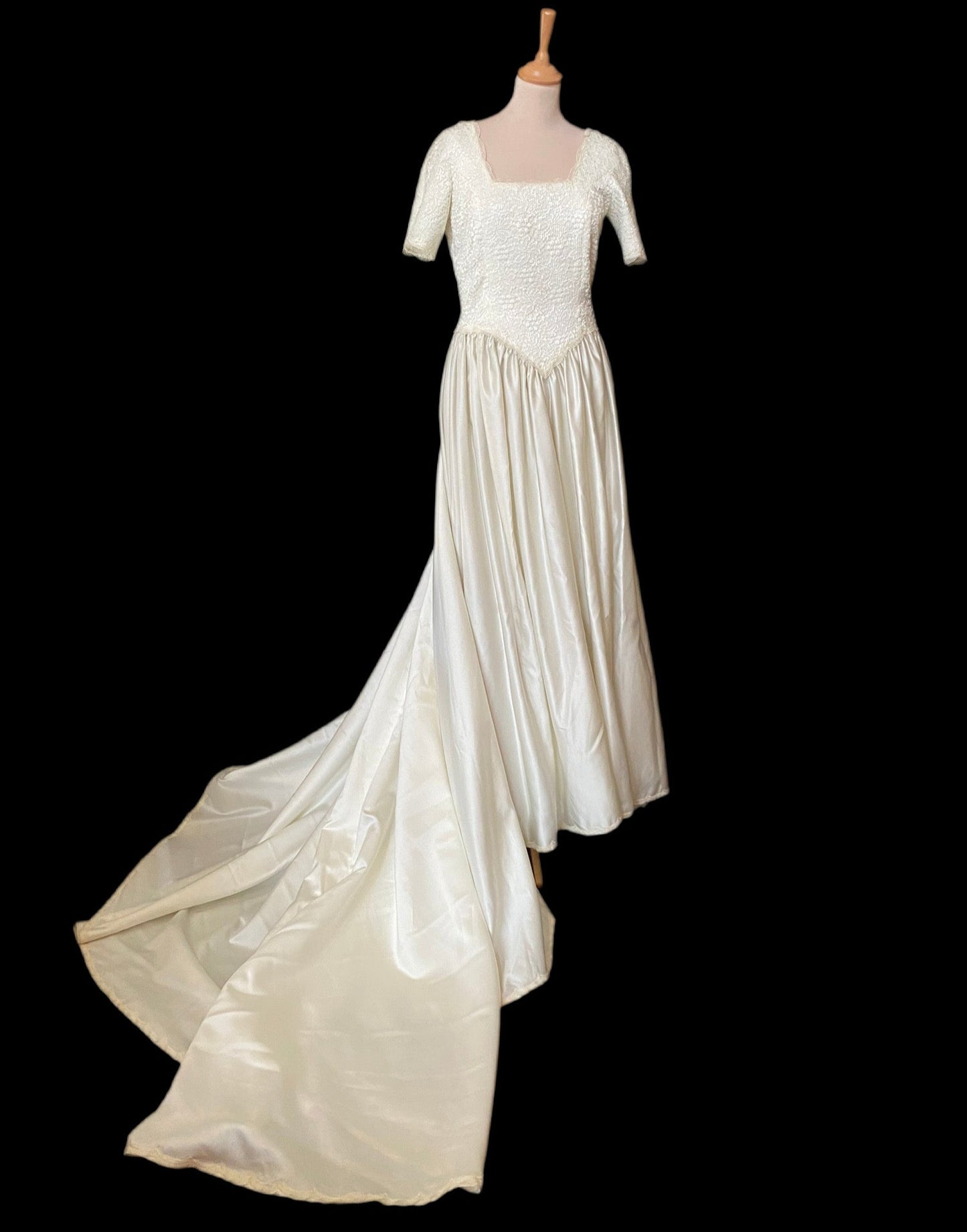 Vestido novia vintage con larga cola