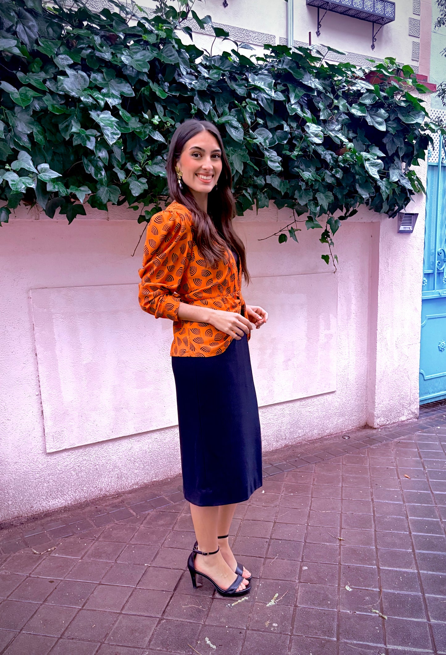 Vestido vintage naranja y negro con estampado retro
