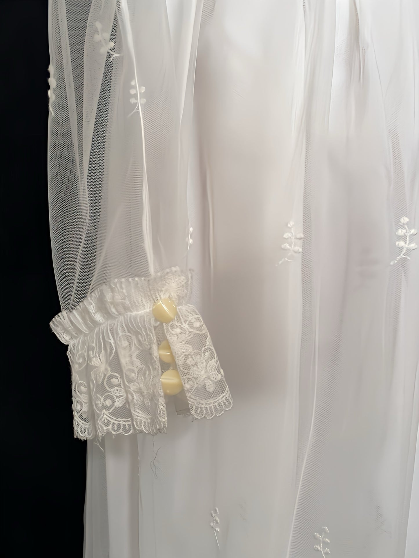 Vestido de novia de tul bordado Años 70