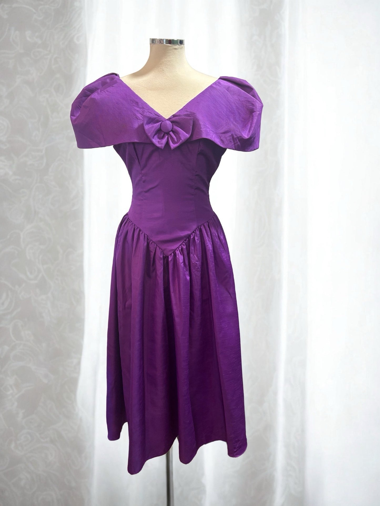 Vestido vintage con escote bardot y lazo