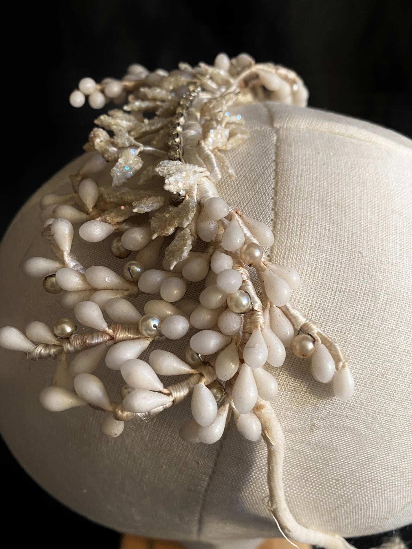 Tiara novia vintage flores de cera.