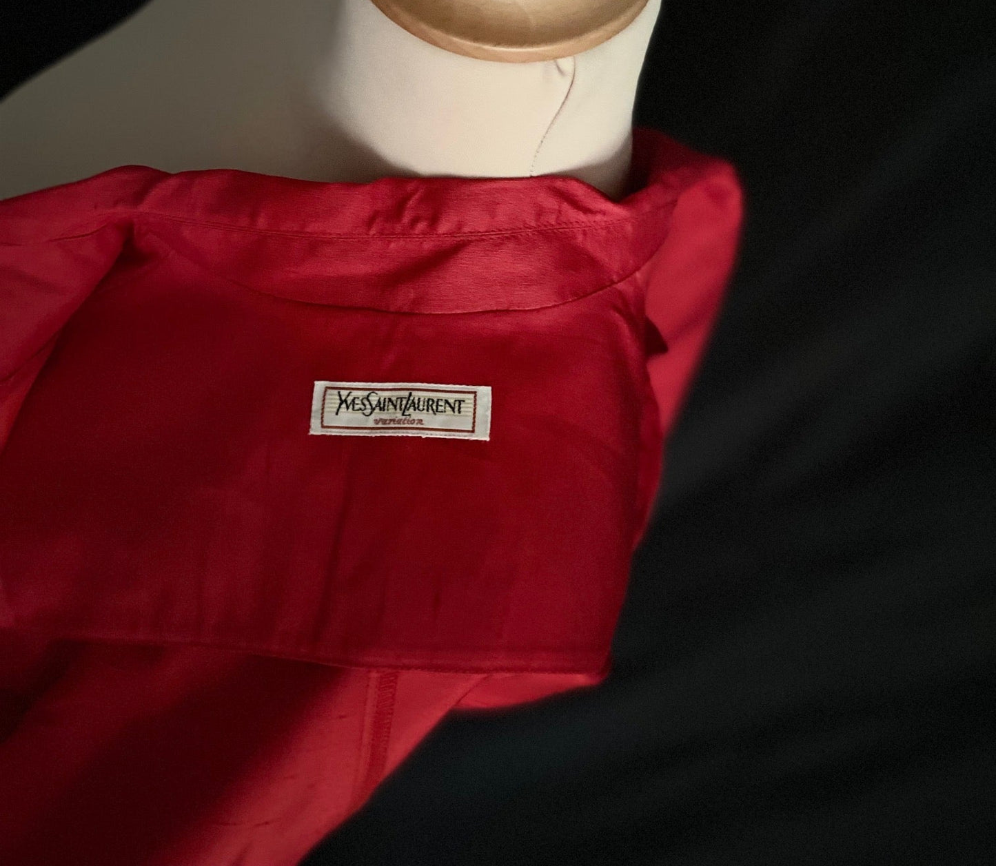 Traje rojo seda Yves Saint Laurent