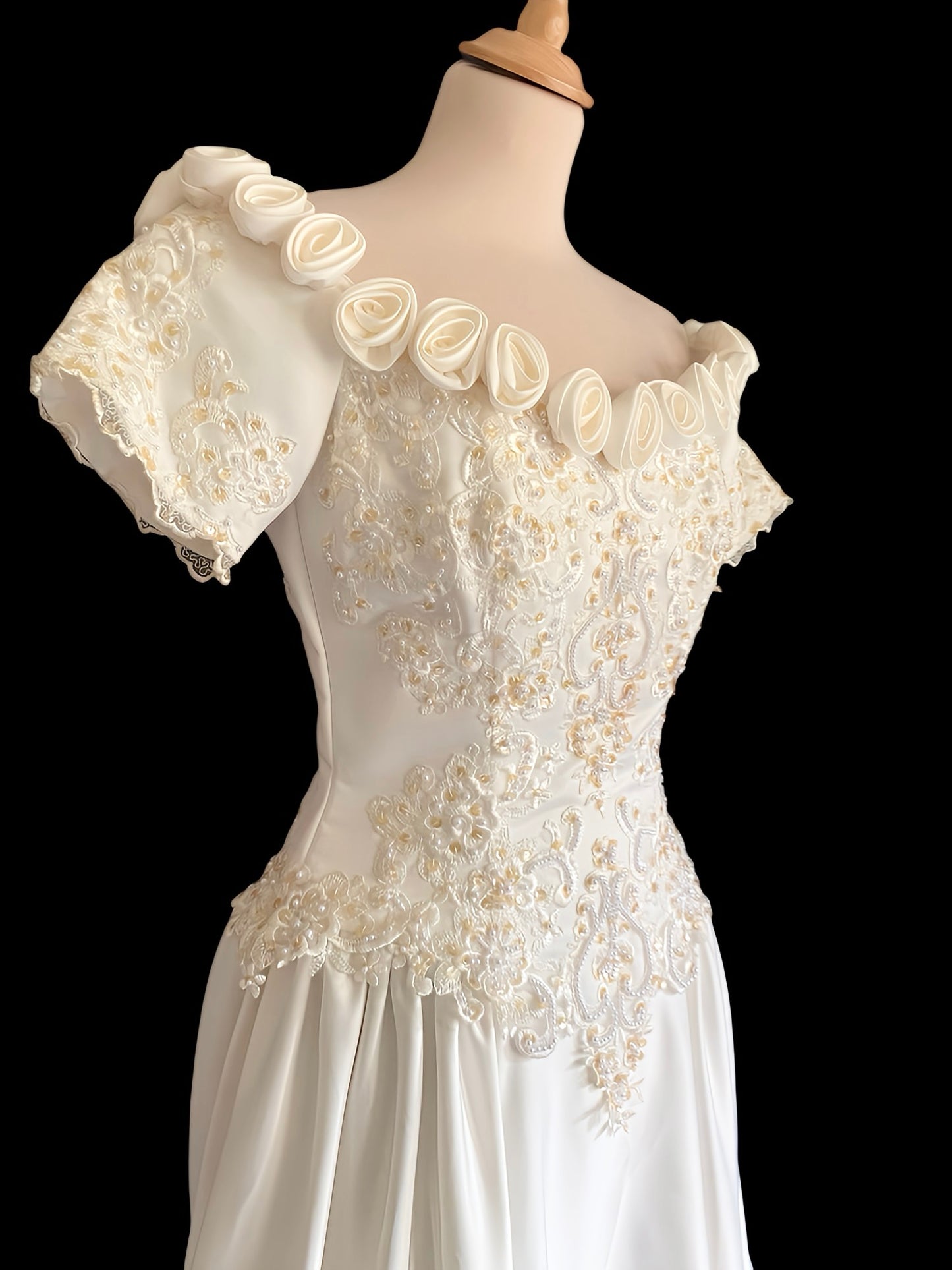 Vestido de novia vintage con pedrería y rosas