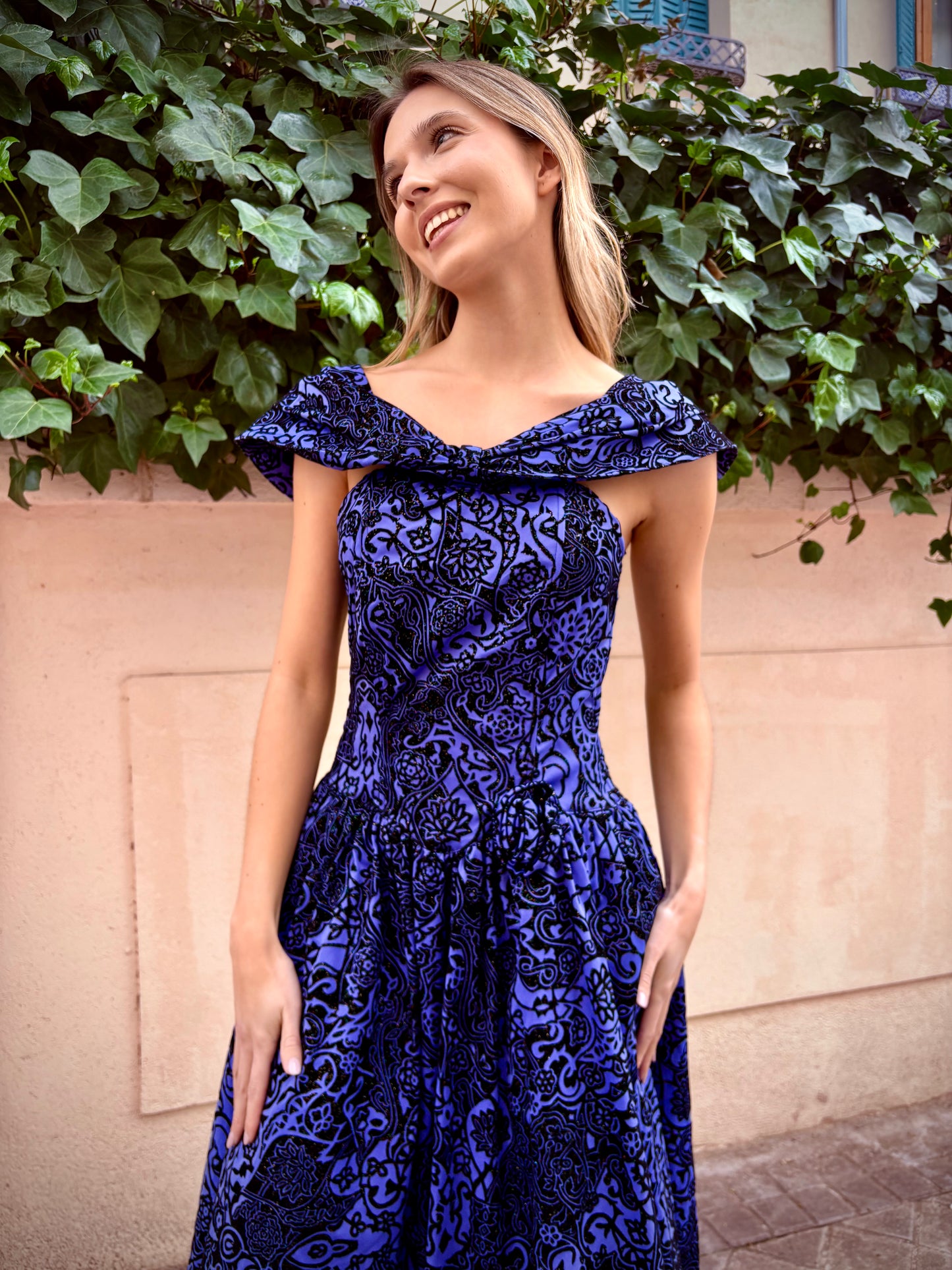 Vestido vintage con flores en relieve de terciopelo