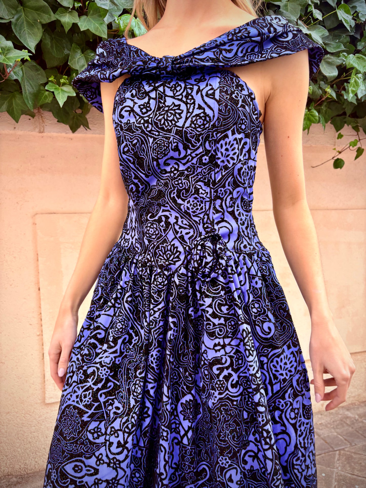Vestido vintage con flores en relieve de terciopelo