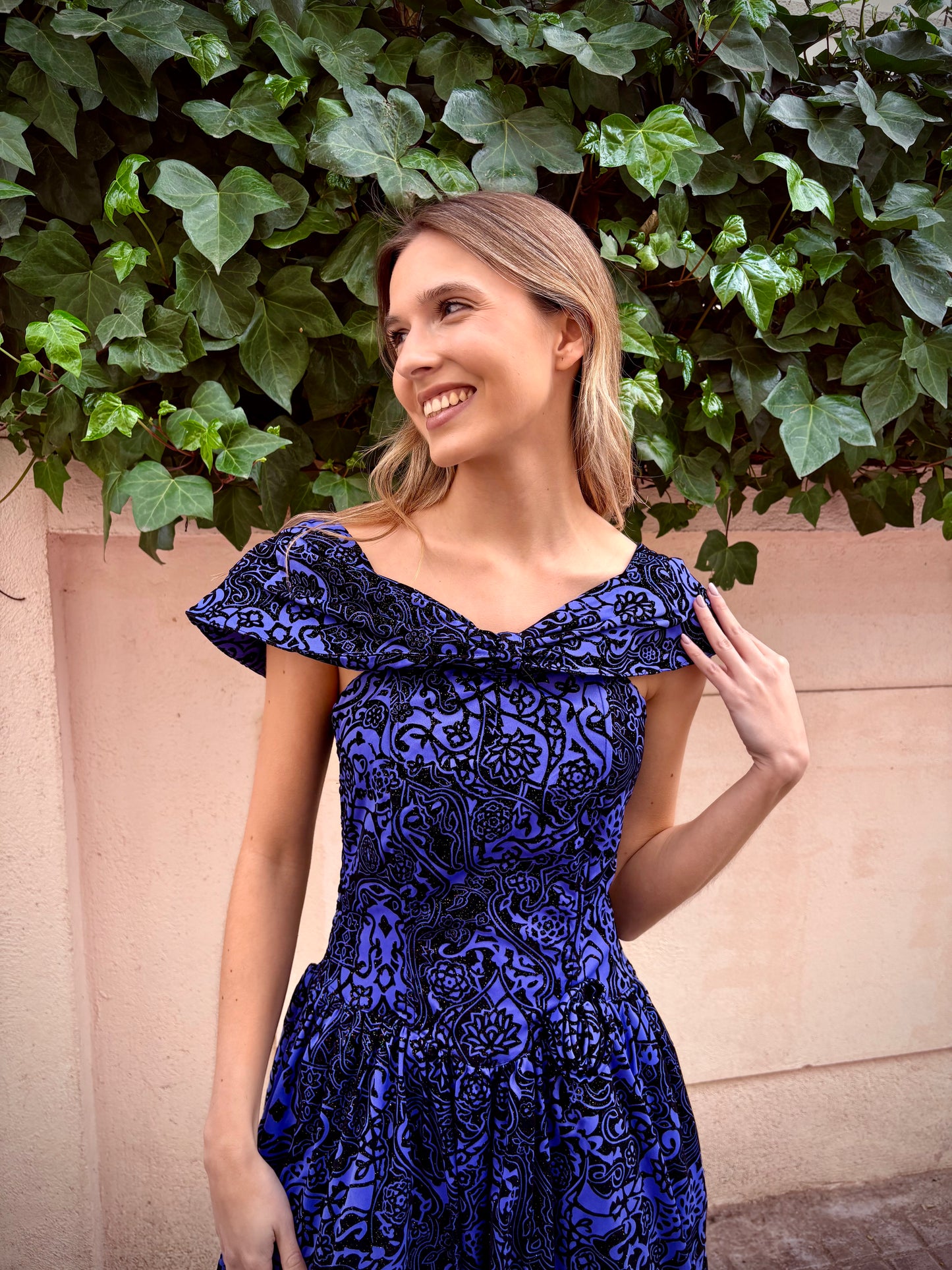 Vestido vintage con flores en relieve de terciopelo