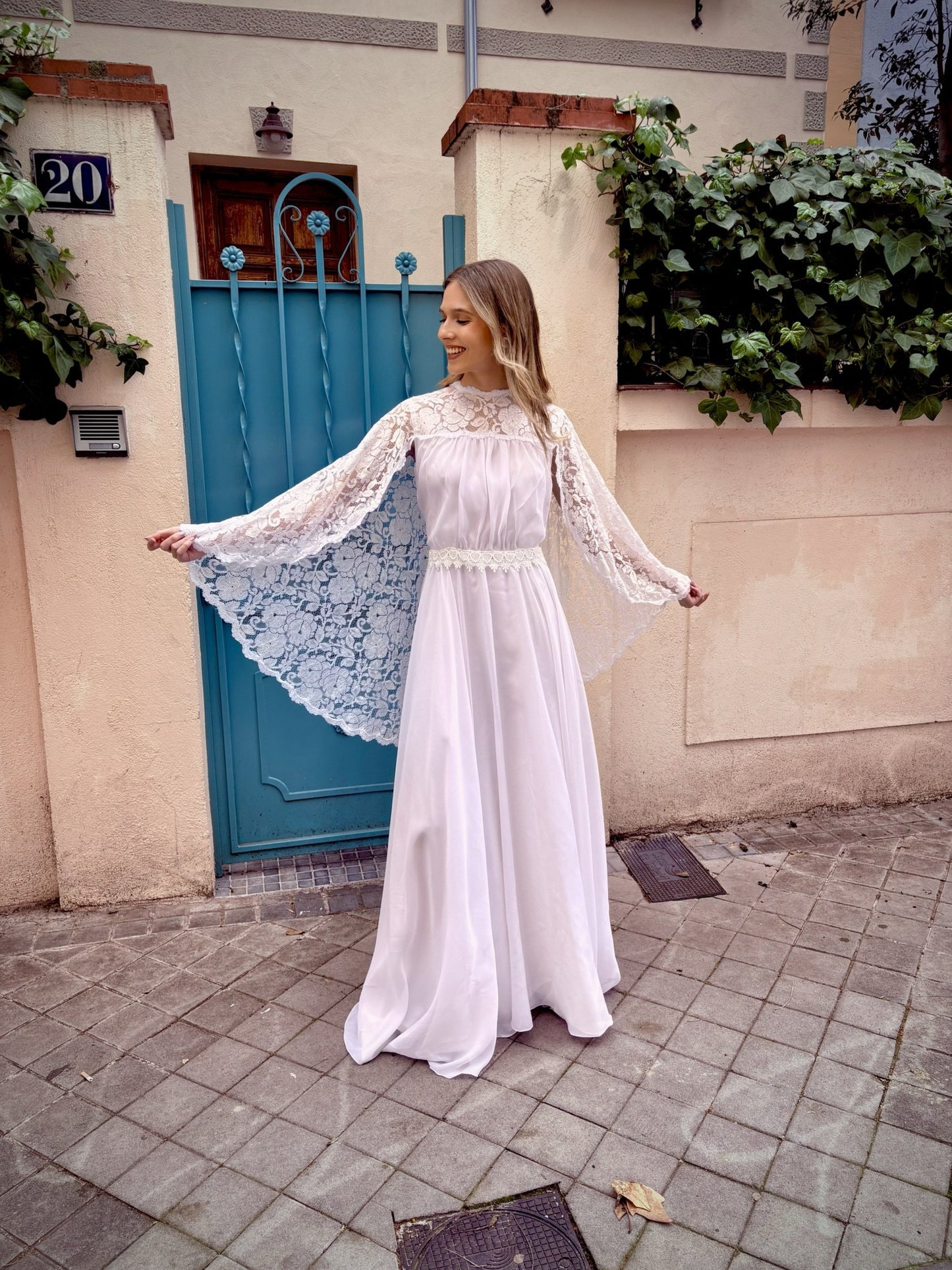Vestido de novia vintage con capa de encaje
