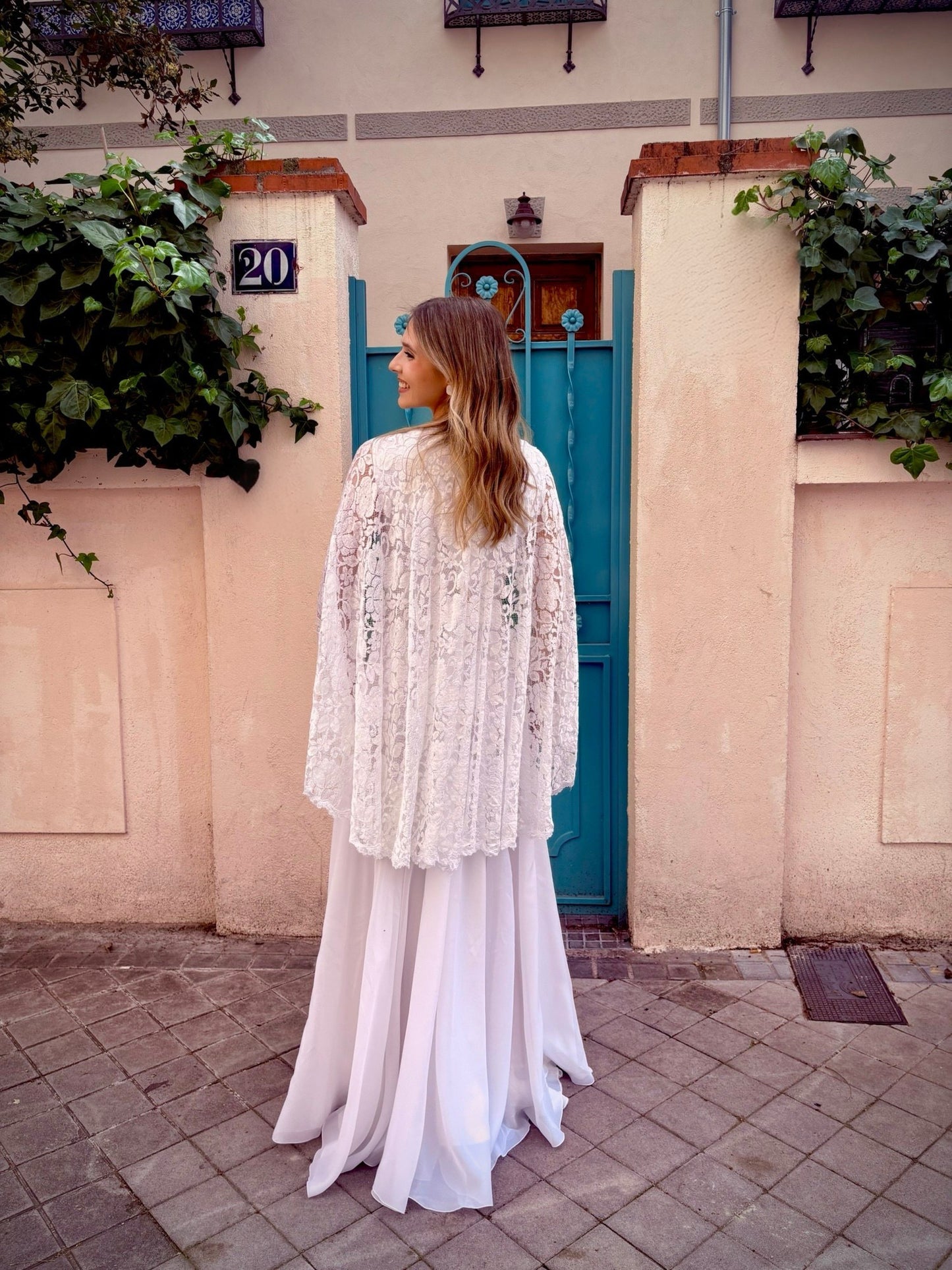 Vestido de novia vintage con capa de encaje