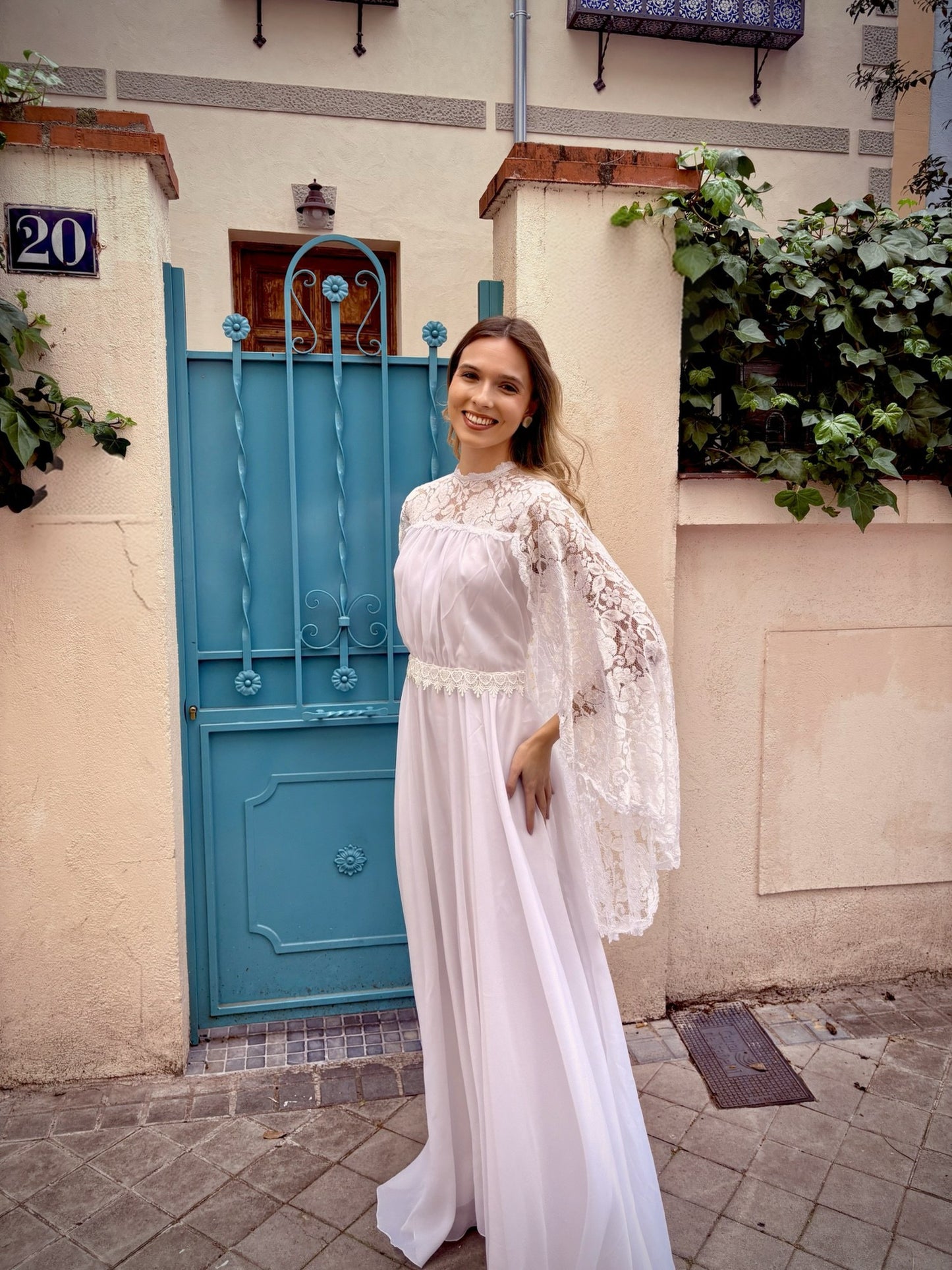 Vestido de novia vintage con capa de encaje