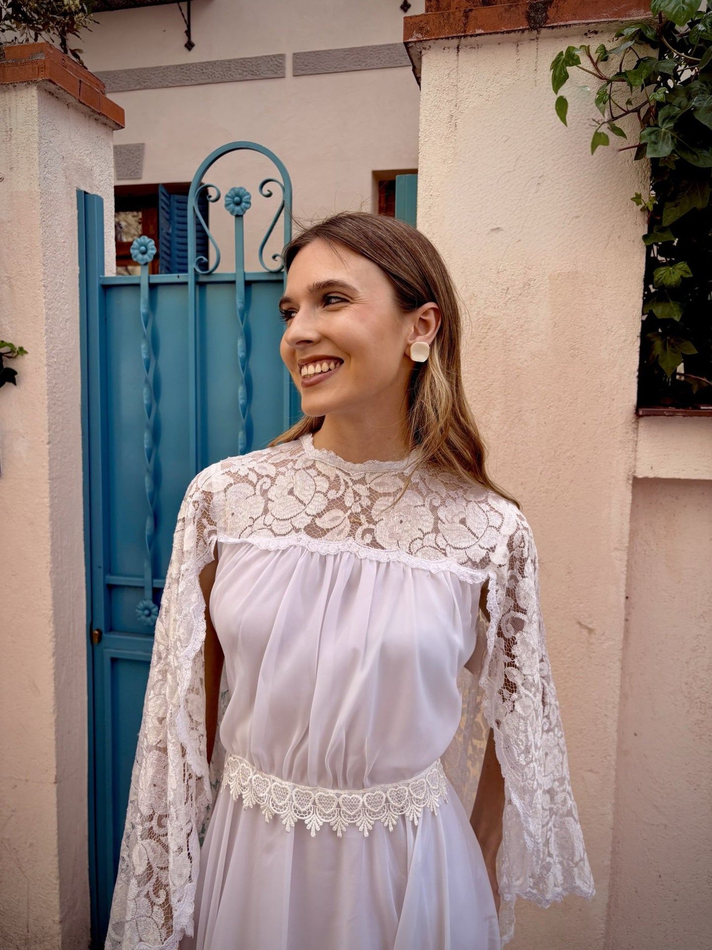 Vestido de novia vintage con capa de encaje