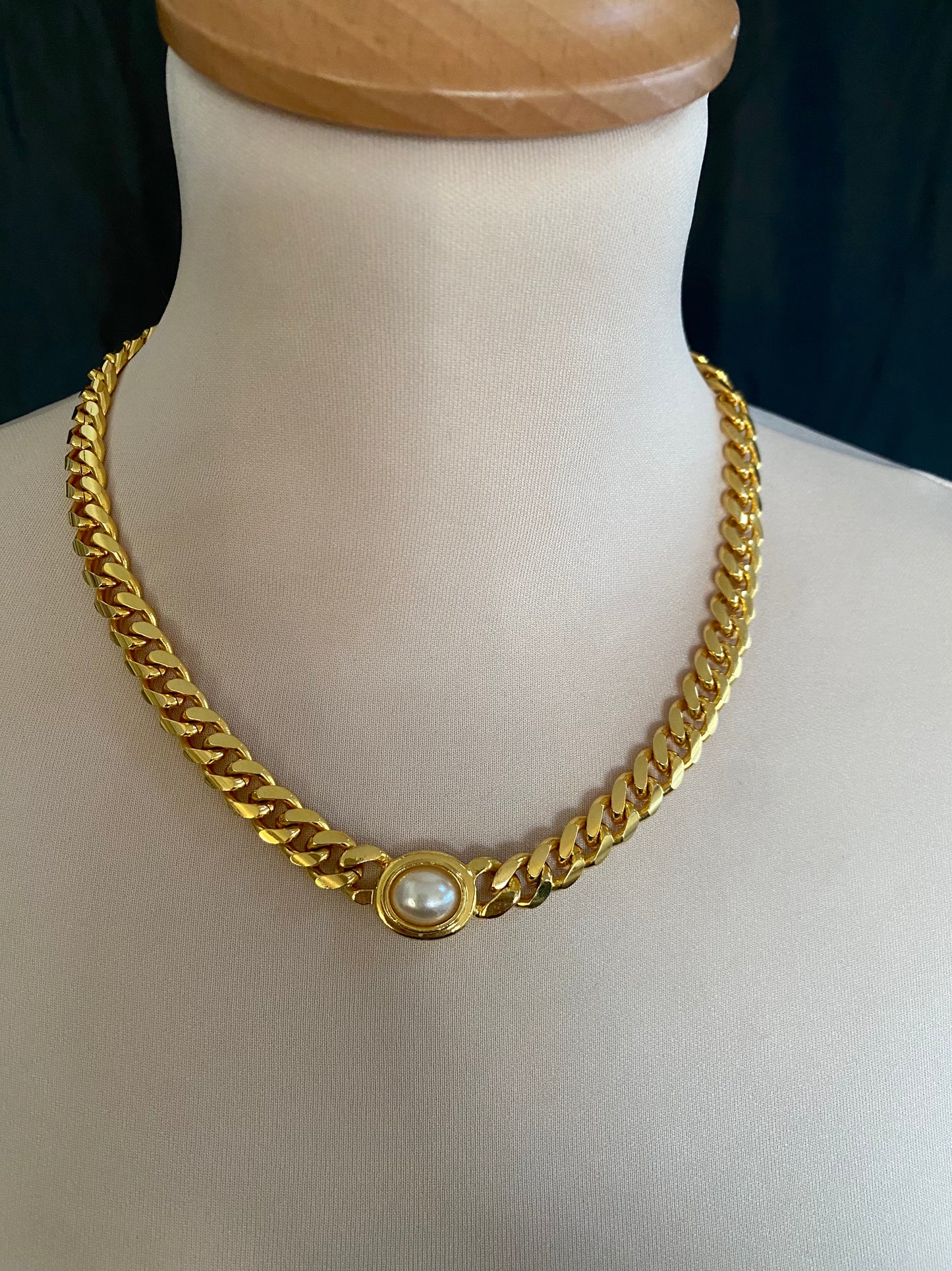 Collar dorado vintage con perla