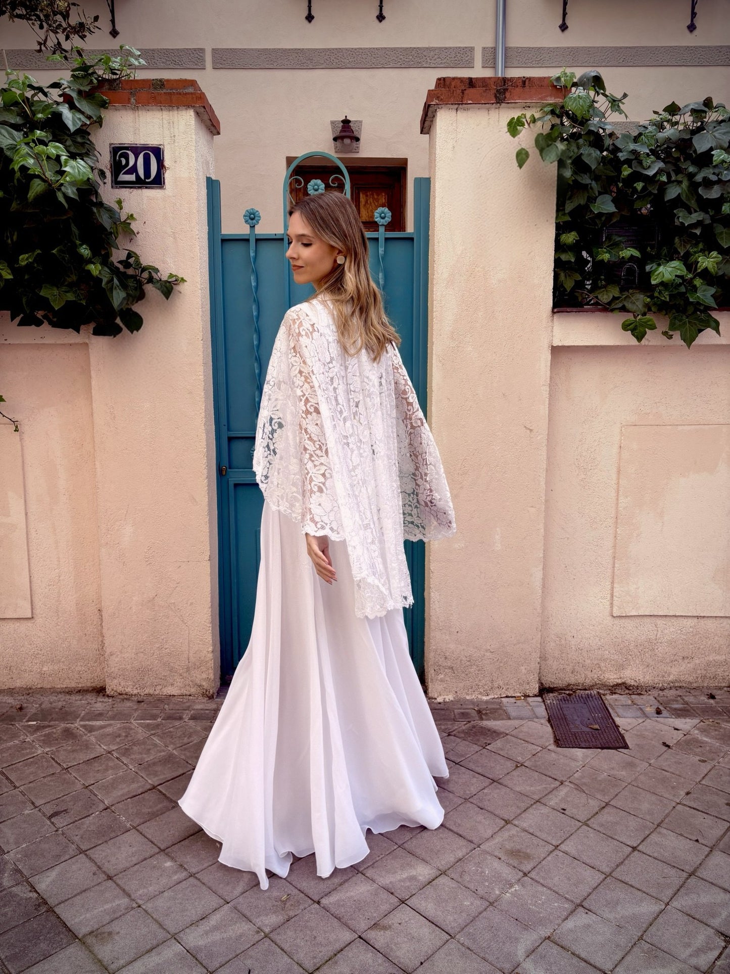 Vestido de novia vintage con capa de encaje