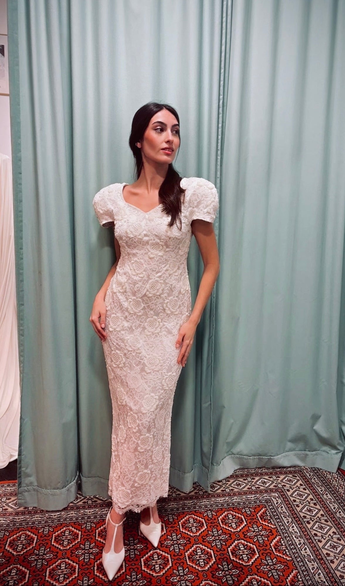 Vestido de novia vintage, flores labradas y abalorios