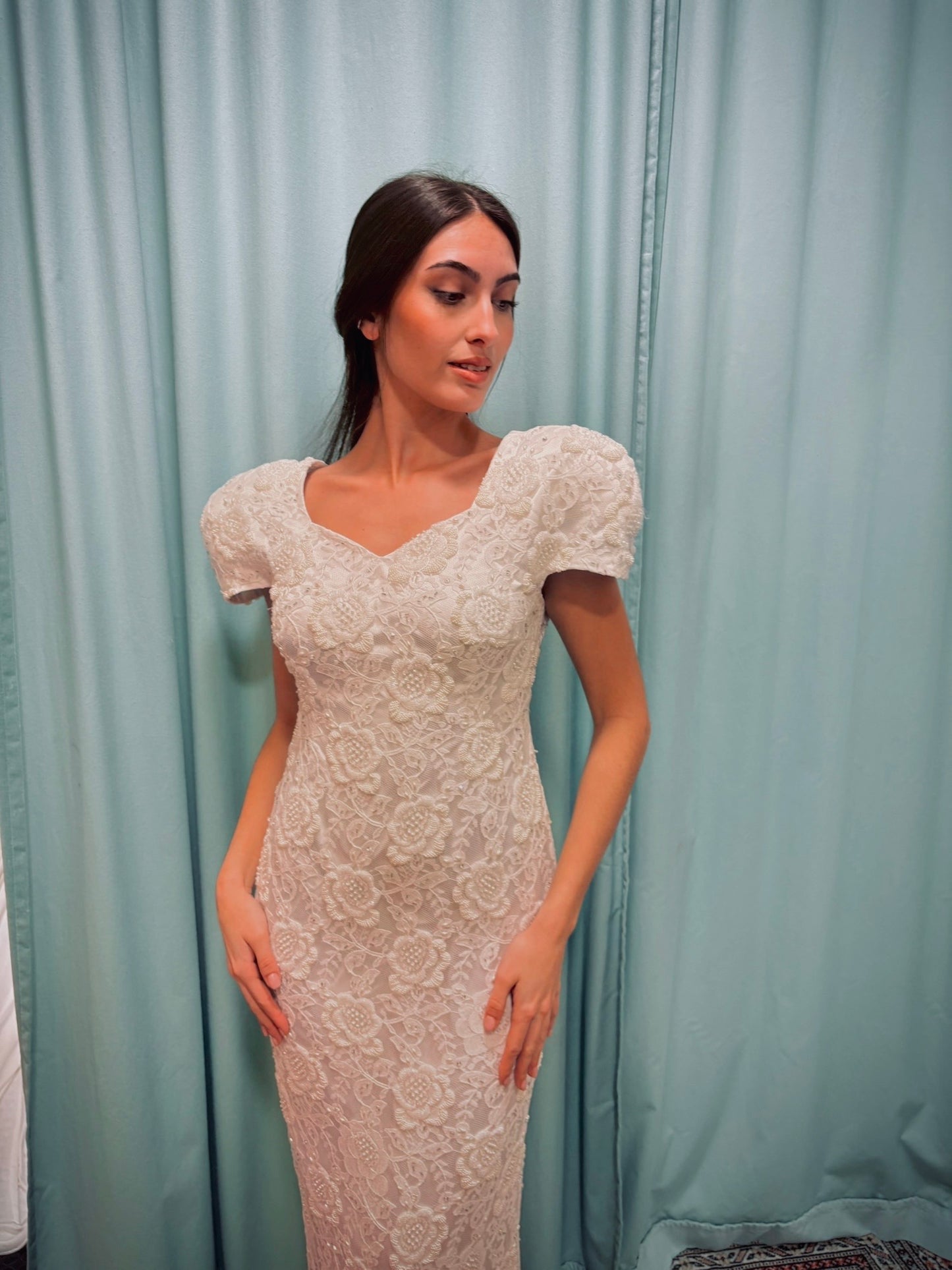 Vestido de novia vintage, flores labradas y abalorios
