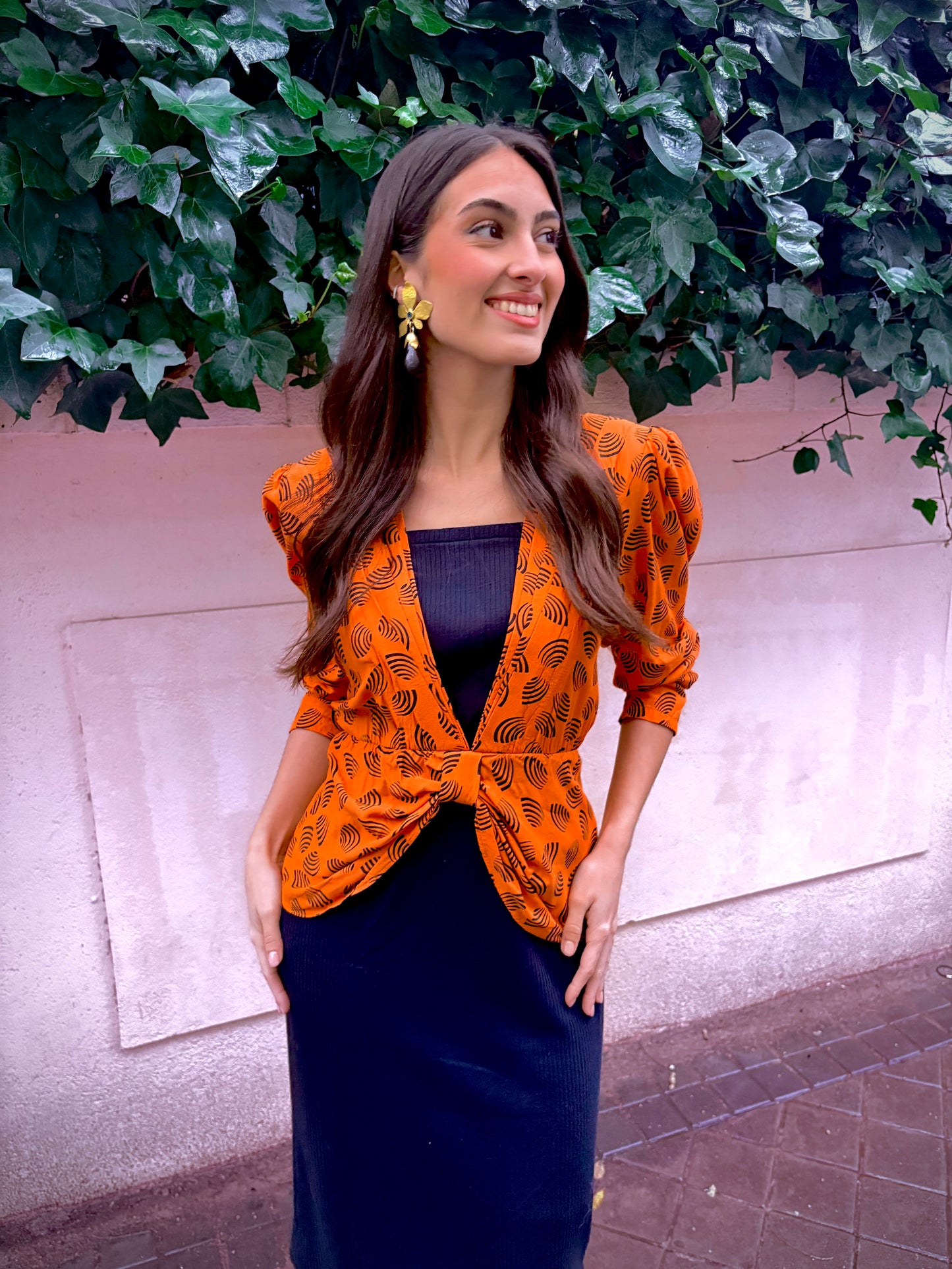 Vestido vintage naranja y negro con estampado retro
