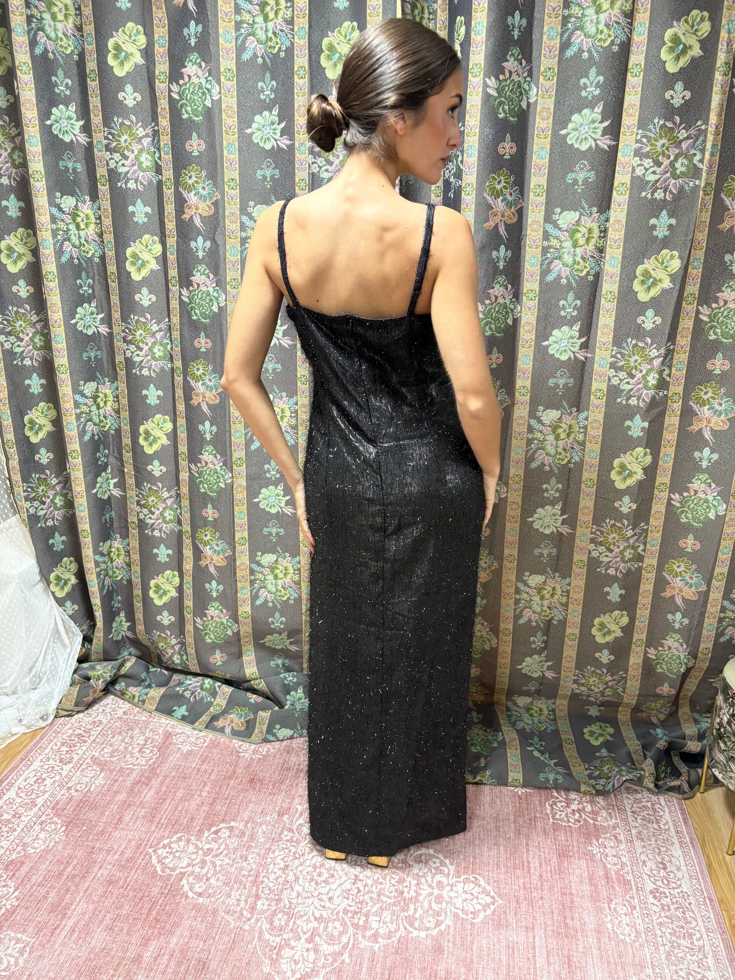 vestido negro abertura vintage