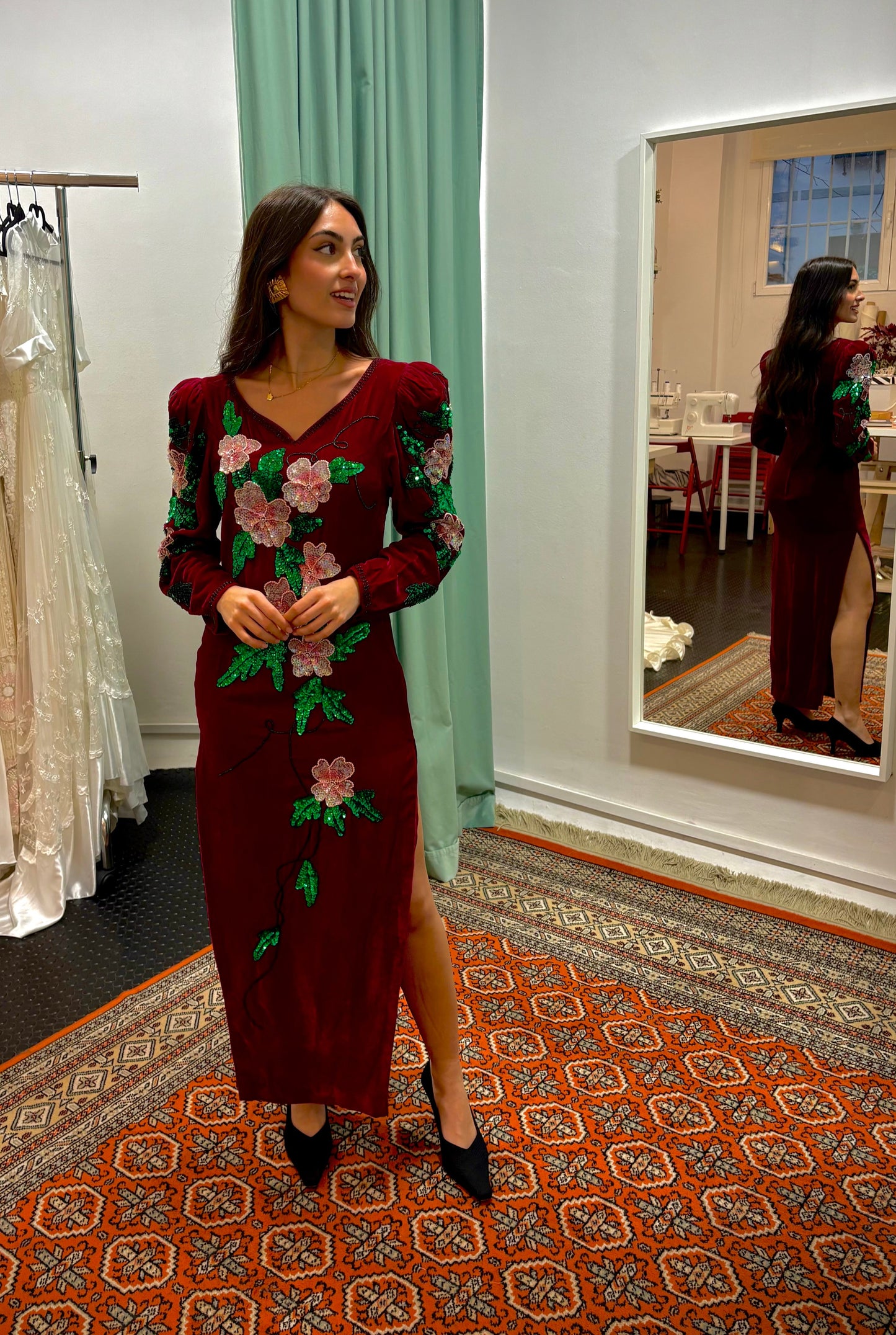 Vestido terciopelo rojo con abalorios florales años 80