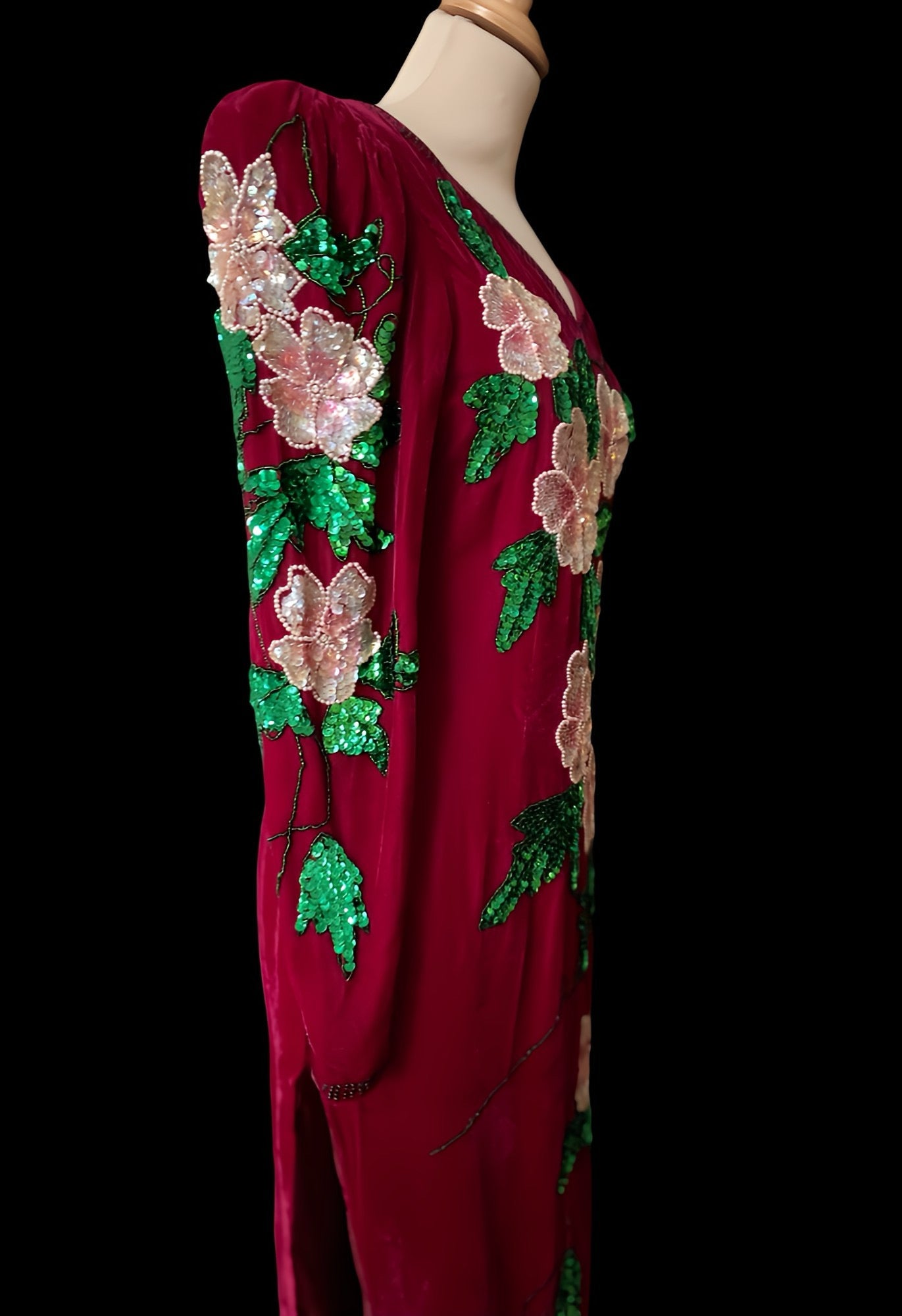 Vestido terciopelo rojo con abalorios florales años 80
