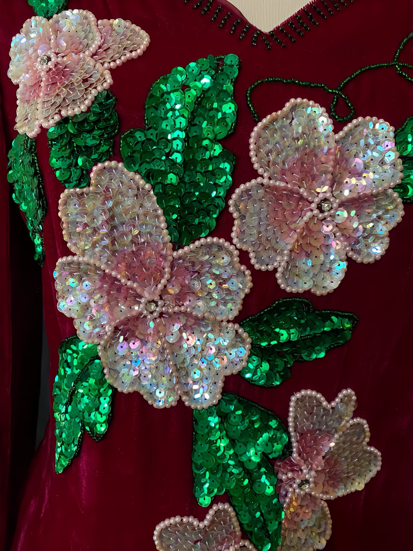 Vestido terciopelo rojo con abalorios florales años 80
