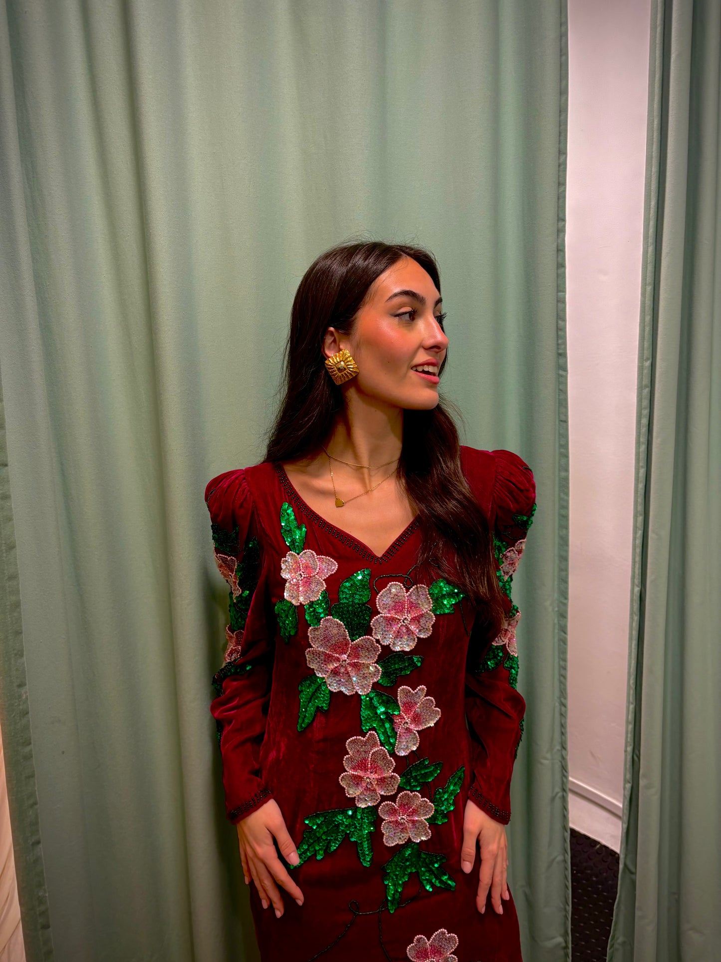Vestido terciopelo rojo con abalorios florales años 80