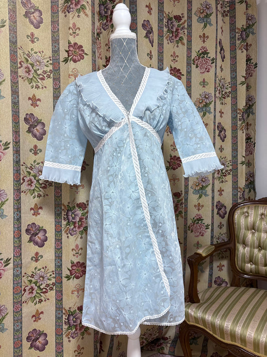 Bata Vintage azul con flores 