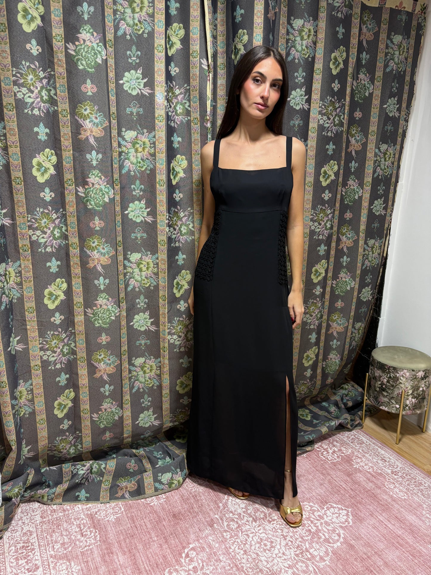 Vestido Vintage Negro Largo con Tirantes y Apliques Laterales – Años 90