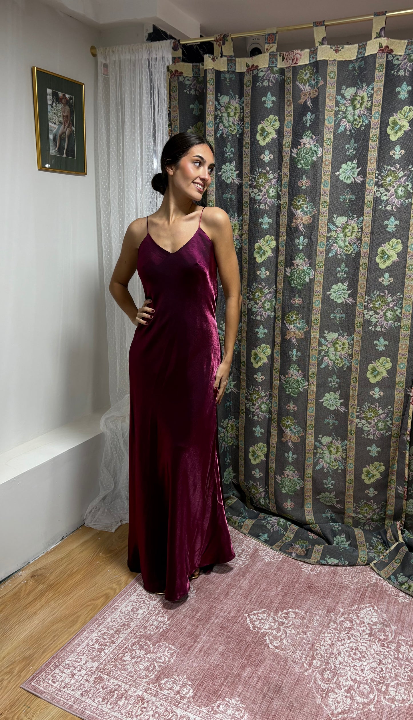 Vestido Largo Lencero Vintage en Satén Burdeos – Elegancia Minimalista