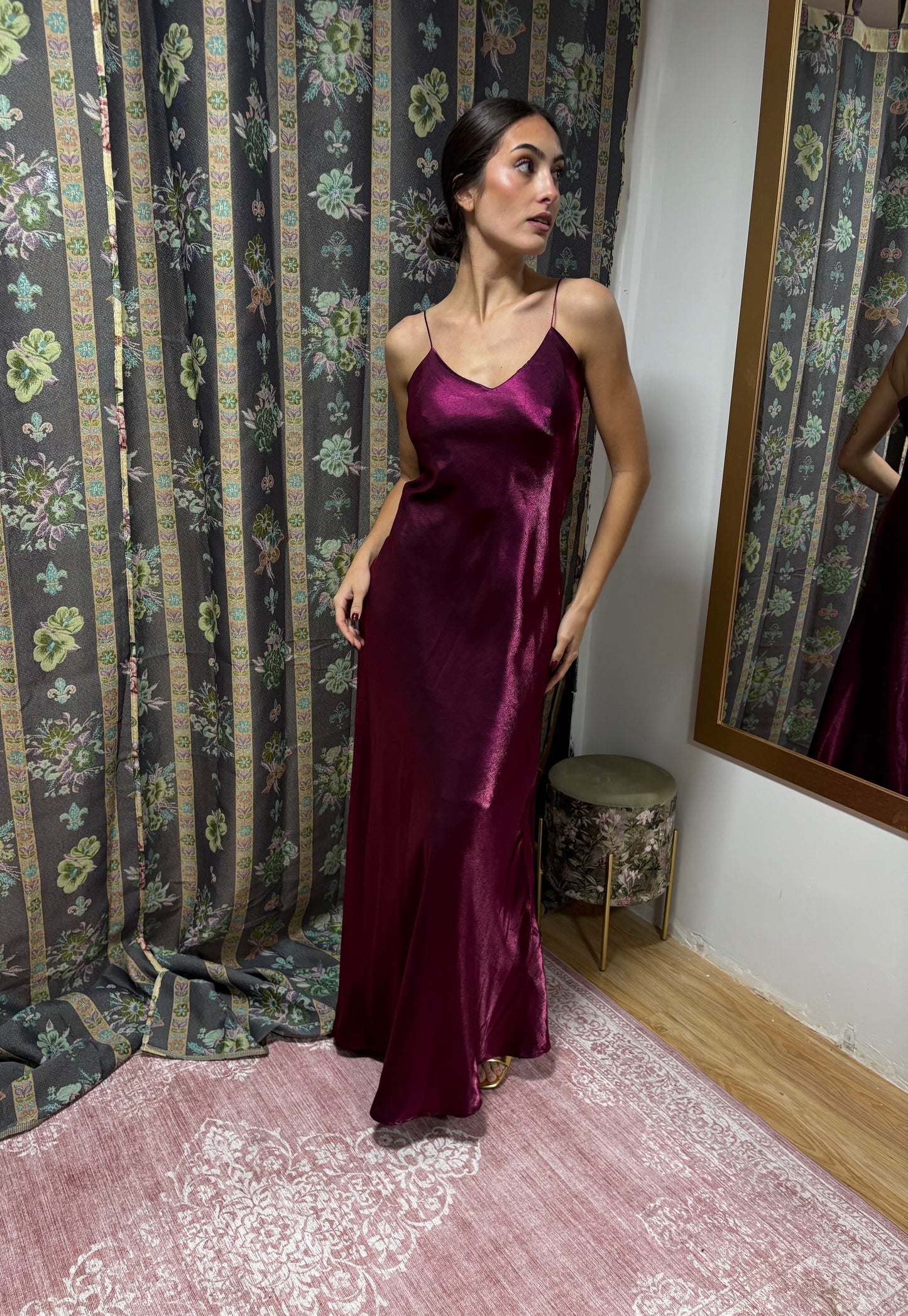 Vestido Largo Lencero Vintage en Satén Burdeos – Elegancia Minimalista