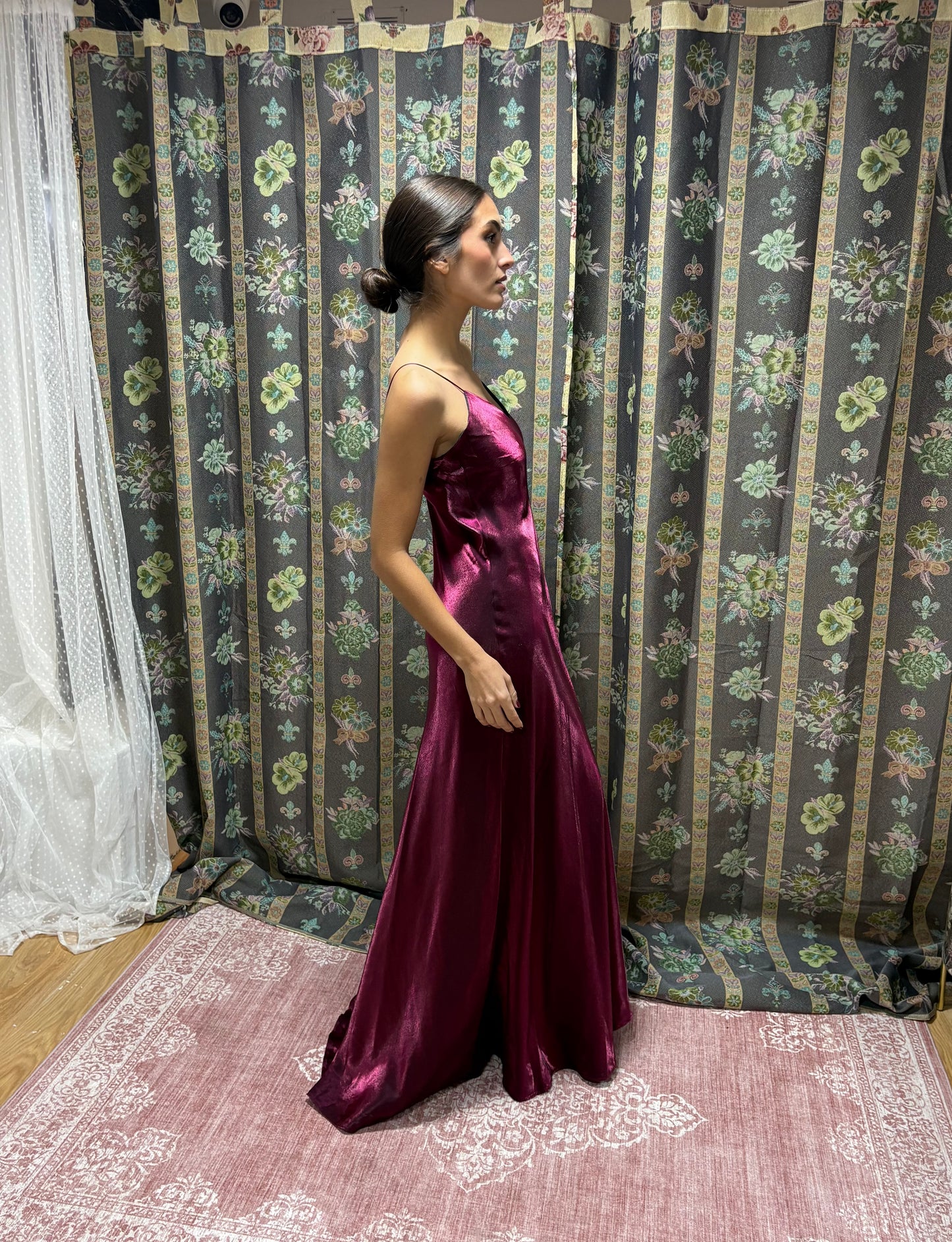 Vestido Largo Lencero Vintage en Satén Burdeos – Elegancia Minimalista